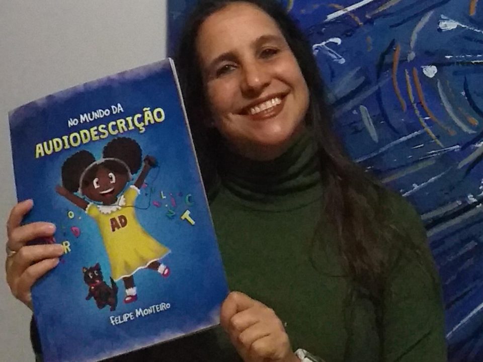 Brisa Teixeira com o livro No mundo da audiodescrição - 2020.