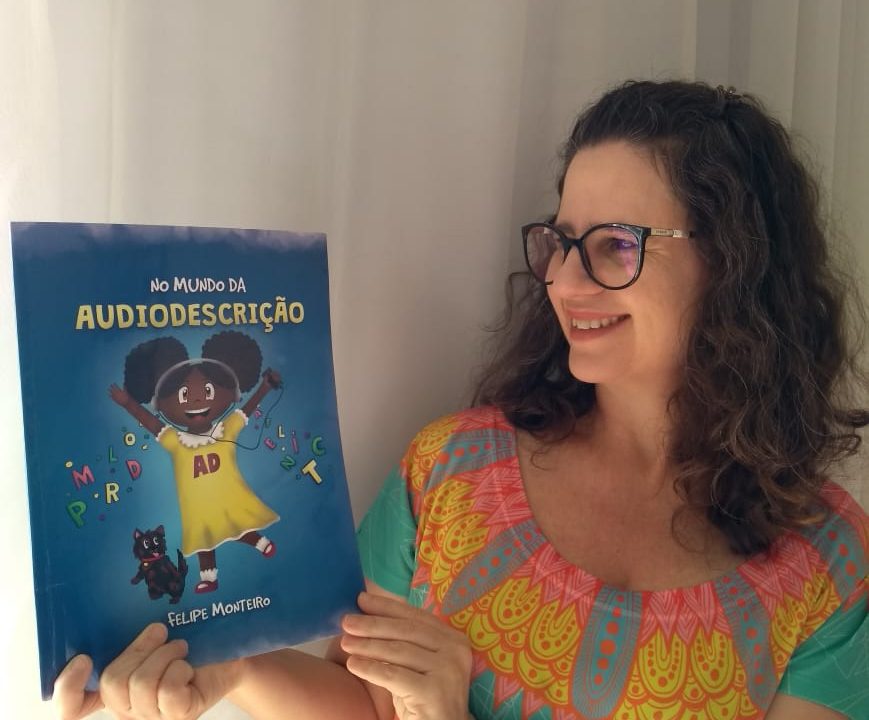 Letícia Schwartz com o livro No mundo da audiodescrição - 2020.