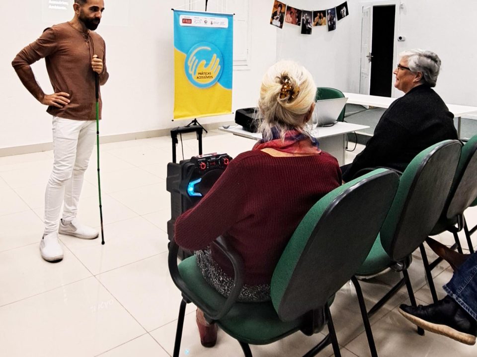 Palestra "Acessibilidade cultural" - Práticas Acessíveis - Teatro Novo - Niterói - 2024.