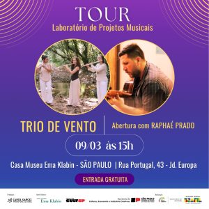 Clique aqui para confirmar presença. Tour Laboratório de Projetos Musicais convida para o show "Música instrumental brasileira" com o “Trio de Vento”. O grupo é formado pelas flautistas Aurora Novello, Gisele Pilz e Nívia Martiny, com a participação de Adriano Magoo no piano, Raphaé Prado no violão e Wanderley Alves na bateria. O show terá abertura com o violonista Raphaé Prado com o show "Violão é Voz". No repertório, obras de Duda Neves, Hermeto Paschoal, Egberto Gismonti, Pixinguinha, Villa-Lobos, Dominguinhos, Chico Buarque, Tom Jobim, dentre outros. Imperdível! Apresentação com audiodescrição: dia 09 de março (domingo), às 15:00 horas. Local: Casa Museu Ema Klabin. Endereço: Rua Portugal, 43 Jardim Europa, São Paulo Duração: 90 minutos. Roteiro e narração: Wagner Caruso Consultoria: Felipe Monteiro Gratuito. Classificação etária: Livre. Reserva de equipamentos pelo whatsapp (11) 94333-2923. Realização: Governo do Estado de São Paulo, Secretaria da Cultura, Economia e Indústria Criativas, Governo Federal, Ministério da Cultura e Lei Paulo Gustavo. Audiodescrição: o convite quadrado com fundo lilás, escrito com letras brancas e amarelas, é ilustrado na parte superior por duas fotografias coloridas redondas, lado a lado, parcialmente sobrepostas. À esquerda, fotografia do Trio de Vento, composto pelas flautistas Aurora Novello, Gisele Pilz e Nívia Martiny, de pé, tocando flautas transversais, às margens de um lago com águas cristalinas. À direita, fotografia em primeiro plano e de perfil do violonista Raphaé Prado, tocando violão. 