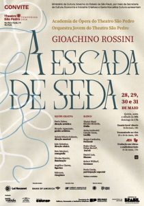 Clique aqui para confirmar presença.
Ministério da Cultura, Governo do Estado de São Paulo, por meio da Secretaria da Cultura, Economia e Indústria Criativas e Santa Marcelina Cultura apresentam a ópera “A Escada de Seda” de Gioachino Rossini, com a Academia de Ópera do Theatro São Pedro e a Orquestra Jovem do Theatro São Pedro. A direção musical é de Gabriel Ribeiro-Schirato, e direção cênica de João Malatian.
Sessão com audiodescrição e interpretação em Libras: dia 31 de maio (domingo), às 17:00 horas.
Local: Theatro São Pedro.
Endereço: Rua Barra Funda, 171 (próximo à estação do metrô Marechal Deodoro).
Tempo de duração: 90 minutos
Classificação: 12 anos.
Ingressos cortesia para pessoas com deficiência visual e acompanhantes (número limitado).
Favor confirmar presença por aqui, no whatsapp 11 94333-2923.
Patrocínio Master: Bank of America; Patrocínio Prata: Credit Agricole; Patrocínio Bronze: Wallerstein e Cultura Inglesa.
Sobre a ópera: A Escada de Seda, ópera cômica em um ato, conta a história de Giulia, que é secretamente casada com Dorvil e o encontra todas as noites quando ele sobe até seu quarto por uma escada de seda. Entre casamentos secretos, bilhetes escondidos e encontros inesperados, a ópera constrói uma trama ágil e espirituosa, típica da tradição cômica italiana do início do século XIX.
Audiodescrição: O convite com fundo bege, escrito com letras cinza chumbo, marrons e vinho, é ilustrado pelo desenho de fios brancos e azuis que estão emaranhados na lateral esquerda. O título: A ESCADA DE SEDA, escrito com letras maiúsculas grandes e finas está levemente tremido, no meio do convite. No rodapé, as logomarcas dos patrocinadores, apoiadores e realizadores.